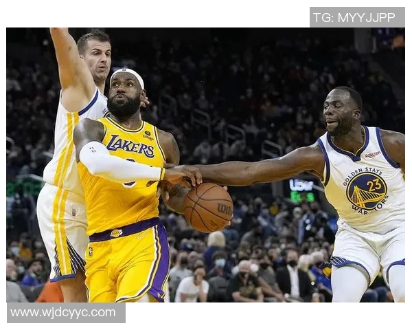 黄衣球星风采展现 球场上的闪亮之星与精彩瞬间